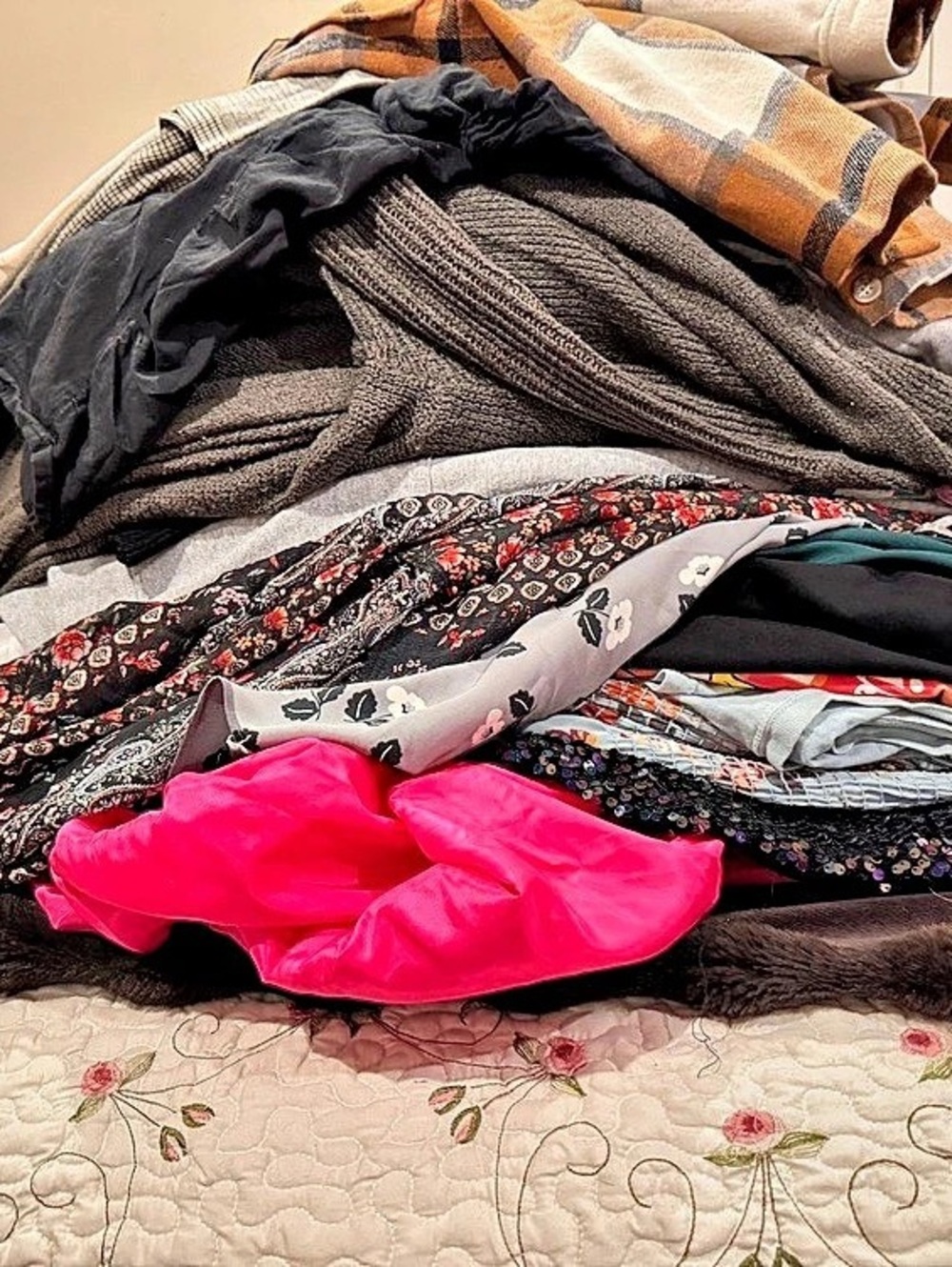 PLUS-SIZE CLOSET CLEAN-OUT: 160 PIECES - Picture 4 of 6